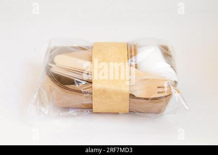 Umweltfreundliche Einwegverpackungen für Lebensmittel. Braune Papierbehälter, Getränkegläser, Gabeln und Messer. Modell, Vorlage. Stockfoto