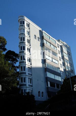 Die abgerundete Nase eines eleganten dreieckigen Wohnblocks im älteren Stil in Elizabeth Bay Sydney Stockfoto