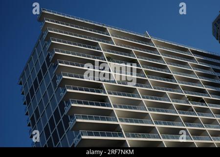 Geometrisches Muster, klares Glas, weiße Linien und offene Veranden, die auf einem Gitter ausgerichtet sind, Stockwerk für Etage des Apartment Block - Kings Cross Sydney Stockfoto