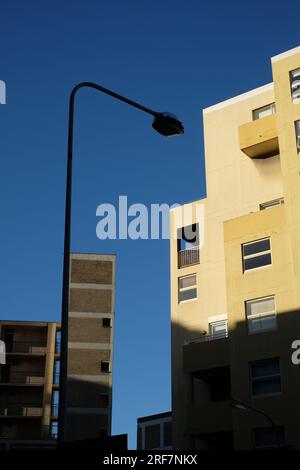 Fast stilvoll modern-mittelalterlich, wie Florentiner Turmhäuser these1980er Apartmentblöcke zeigen ihren unverwechselbaren schlechten Geschmack in Kings Cross, Sydney Stockfoto