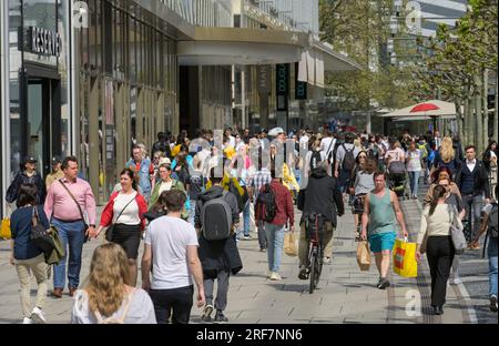 Menschen, Passanten, Einkaufsstraße Zeil, Frankfurt am Main, Hessen, Deutschland Stockfoto