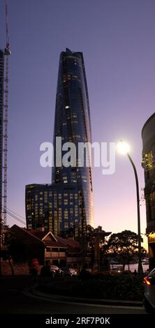 Crown Tower at Barangaroo bei Sonnenuntergang das höchste Gebäude in Sydney von der High St aus gesehen, A Street of Federation Homes in The Rocks, Sydney Architecture. Stockfoto