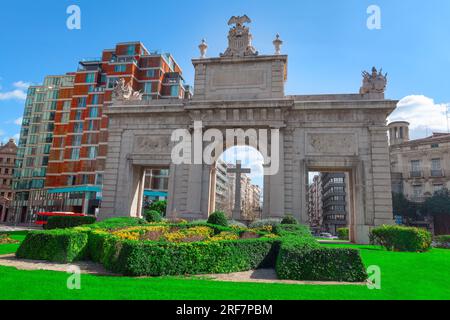 Gedenkbogen in Valencia Puerta de la Mar. Historisches Stadttor in Valencia, Spanien Stockfoto