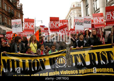 Frauentag auf dem Marsch durch die Oxford Street im Zentrum Londons Stockfoto