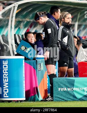 Schiedsrichter Casey Reibelt überprüft den VAR-Monitor auf dem Spielfeld, bevor er China beim FIFA Women's World Cup 2023, Group D, im Hindmarsh Stadium, Adelaide, Australien, einen Elfmeter für einen Handball gibt. Foto: Dienstag, 1. August 2023. Stockfoto