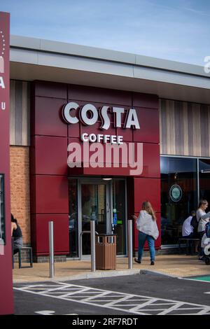 Der Eingang für Fußgänger zu einer Costa Coffee Drive Thru in Newbury Berkshire Stockfoto