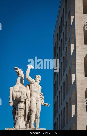 Der Palast der italienischen Zivilisation, bekannt als Il Palazzo della Civiltà Italiana im Stadtteil EUR in Rom, Italien Stockfoto