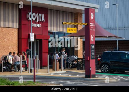 Der Eingang für Fußgänger zu einer Costa Coffee Drive Thru in Newbury Berkshire Stockfoto