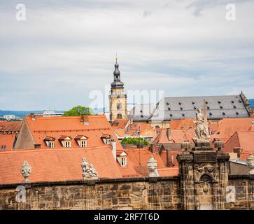 Bamberg, Deutschland - 29. Juli 2023: Bamberg ist eine Stadt in Oberfrankreich. Seit 1993 UNESCO-Weltkulturerbe. Mittelalterliche Straßen und große Stadt Stockfoto