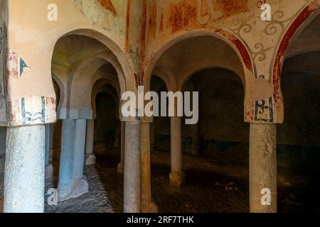 Das Innere der Eremitage-Kirche San Baudelio de Berlanga. San Baudelio de Berlanga ist eine Kirche aus dem 11. Jahrhundert in Caltojar in der Provinz Soria, Cas Stockfoto