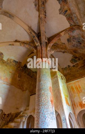 Das Innere der Eremitage-Kirche San Baudelio de Berlanga. San Baudelio de Berlanga ist eine Kirche aus dem 11. Jahrhundert in Caltojar in der Provinz Soria, Cas Stockfoto