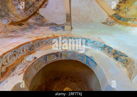 Das Innere der Eremitage-Kirche San Baudelio de Berlanga. San Baudelio de Berlanga ist eine Kirche aus dem 11. Jahrhundert in Caltojar in der Provinz Soria, Cas Stockfoto