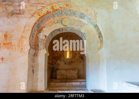 Das Innere der Eremitage-Kirche San Baudelio de Berlanga. San Baudelio de Berlanga ist eine Kirche aus dem 11. Jahrhundert in Caltojar in der Provinz Soria, Cas Stockfoto