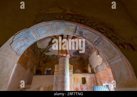 Das Innere der Eremitage-Kirche San Baudelio de Berlanga. San Baudelio de Berlanga ist eine Kirche aus dem 11. Jahrhundert in Caltojar in der Provinz Soria, Cas Stockfoto