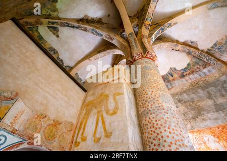 Das Innere der Eremitage-Kirche San Baudelio de Berlanga. San Baudelio de Berlanga ist eine Kirche aus dem 11. Jahrhundert in Caltojar in der Provinz Soria, Cas Stockfoto