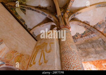 Das Innere der Eremitage-Kirche San Baudelio de Berlanga. San Baudelio de Berlanga ist eine Kirche aus dem 11. Jahrhundert in Caltojar in der Provinz Soria, Cas Stockfoto