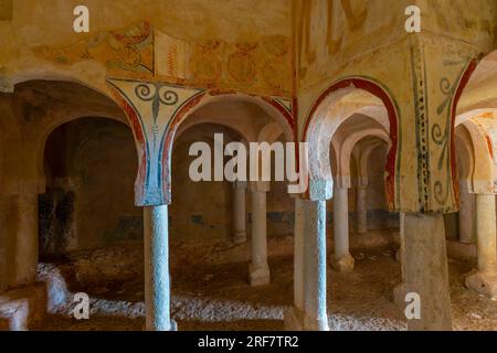 Das Innere der Eremitage-Kirche San Baudelio de Berlanga. San Baudelio de Berlanga ist eine Kirche aus dem 11. Jahrhundert in Caltojar in der Provinz Soria, Cas Stockfoto