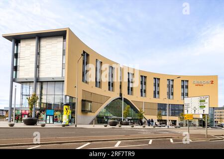 17. September 2022: Dundee, Schottland - der Bahnhof und das Sleeperz Hotel, das 2018 erbaut wurde und den alten Bahnhof als Teil des ersetzte Stockfoto