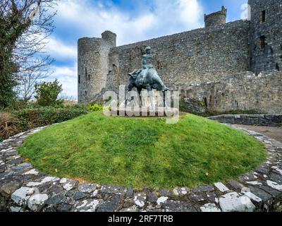 13. April 2023: Harlech, Gwynedd, Wales - die zwei Könige, eine Statue von Ivor Roberts-Jones, vor den Mauern von Harlech Castle. Stockfoto