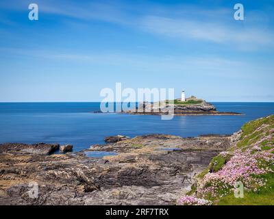 18. Mai 2023: Godrevy Head, Cornwall, Vereinigtes Königreich - Godrevy Head und Godrevy Lighthouse an einem sonnigen Frühlingstag und Seegang in voller Blüte, lange Exposition. Stockfoto
