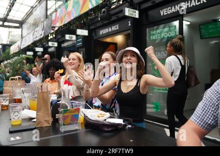 Englische Fans feiern das Tor 5., während sie sich im BOXPARK Croydon, London, eine Vorführung des FIFA Women's World Cup 2023 Group D-Spiels zwischen England und China ansehen. Foto: Dienstag, 1. August 2023. Stockfoto