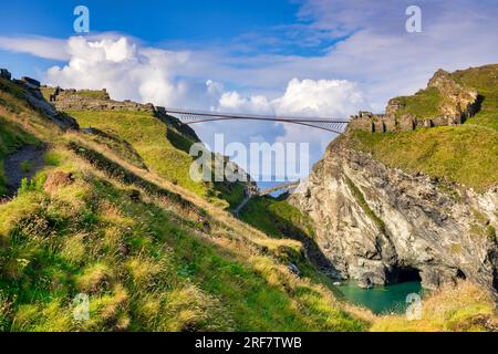 21. Juni 2023: Tintagel Castle, Cornwall, Vereinigtes Königreich, und seine berühmte doppelte Kragarmbrücke. Es ist der legendäre Geburtsort von König Artus. Merlins Höhle... Stockfoto