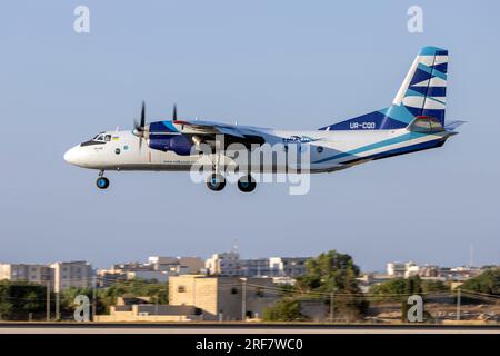 Vulkan Air Antonov an-26B (REG: UR-CQD) am Abend auf der Finalbahn 31. Stockfoto