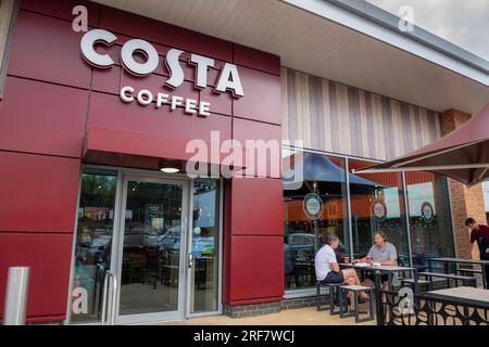 Der Eingang für Fußgänger zu einer Costa Coffee Drive Thru in Newbury Berkshire Stockfoto