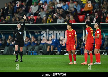 Adelaide, Australien. 1. Aug. 2023. Schiedsrichter Casey Reibelt Gesten, nachdem er den VAR überprüft und ein Tor von Lauren James von England während des Group D-Spiels zwischen China und England bei der FIFA Women's World Cup 2023 in Adelaide, Australien, am 1. August 2023 abgelehnt hat. Kredit: Li Yibo/Xinhua/Alamy Live News Stockfoto