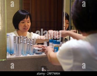 Schanghai. 29. Juli 2023. Zhu Chunnan arrangiert am 29. Juli 2023 im Haus ihres Arbeitgebers in Schanghai im Osten Chinas einen Wandschrank. ZU „China Focus: Undergraduate Education Empowers Housekeepers with better career prospects“: Liu Ying/Xinhua/Alamy Live News Stockfoto