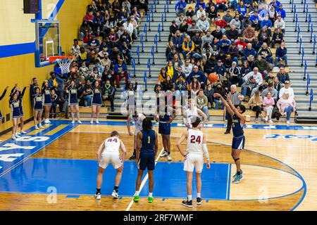 Fans sehen, wie ein Spieler von Hammond Bishop Noll bei einem Basketballspiel mit der Central Noble High School in North Judson, Indiana, USA, Freiwurf schießt. Stockfoto