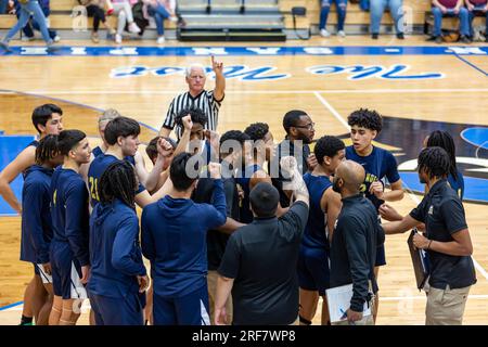 Ein Schiedsrichter signalisiert dem Basketballteam der Hammond Bishop Noll Institute Warriors während einer Auszeit bei einem Spiel in North Judson, Indiana, USA. Stockfoto