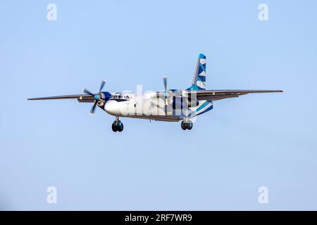 Vulkan Air Antonov an-26B (REG: UR-CQD) am Abend auf der Finalbahn 31. Stockfoto