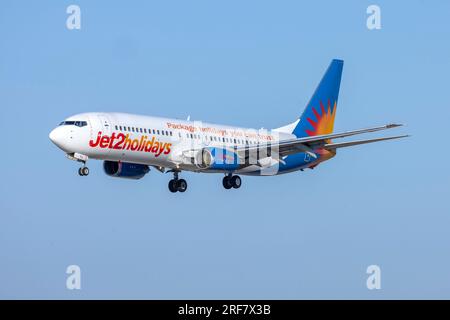 Jet2 Feiertage Boeing 737-804 (REG: G-GDFJ) Ankunft mit Flug LS1519 vom Flughafen London Stansted. Stockfoto