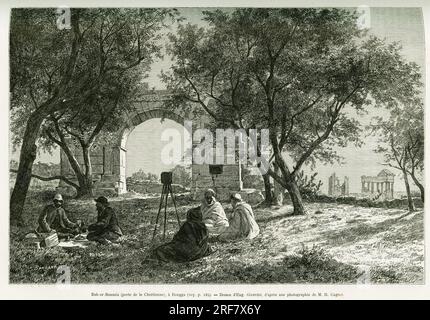 Bab-er-Roumia ( Bab er Roumia), porte de la chretienne, Ruinen Römer A Dougga, Pique nique des voyageurs et de leurs Guides, autour d'un Appareil Foto. Gravure de Eugene Girardet, pour Illustrator le recit Voyage en Tunisie, par R.Cagnat et H.Saladin, Charges d'une Mission Archeologique par le ministere de l'instruction publique, in le Tour du Monde 1888, sous la direction d'Edouard Charton ( 1807-1890), Hachette, Paris. Stockfoto