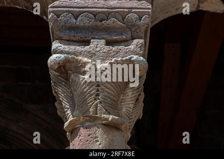 Kapitoren der Galerie der Kirche Pineda de la Sierra in San Esteban, Spanien. San Esteban, Pineda de la Sierra, Spanien. Die Kirche San Esteban Protomár Stockfoto