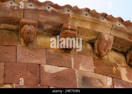 Dekorierte Korbteile einer romanischen Kirche von San Esteban, Pineda de la Sierra, Spanien. Die Kirche San Esteban Protomártir ist ein hervorragendes romanisches c Stockfoto