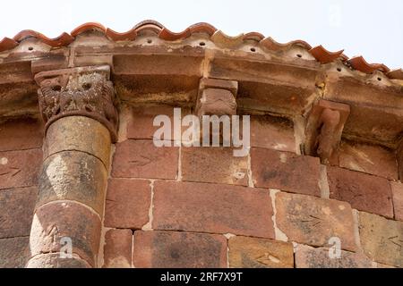 Dekorierte Korbteile einer romanischen Kirche von San Esteban, Pineda de la Sierra, Spanien. Die Kirche San Esteban Protomártir ist ein hervorragendes romanisches c Stockfoto