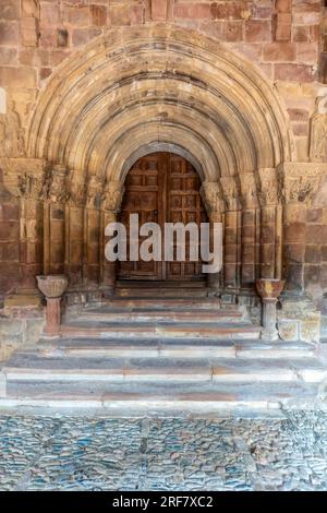 Diese Tür von San Esteban hat eine reiche Skulpturendekoration in den Hauptstädten. Die Kirche San Esteban Protomártir ist eine herausragende romanische Kirche B. Stockfoto