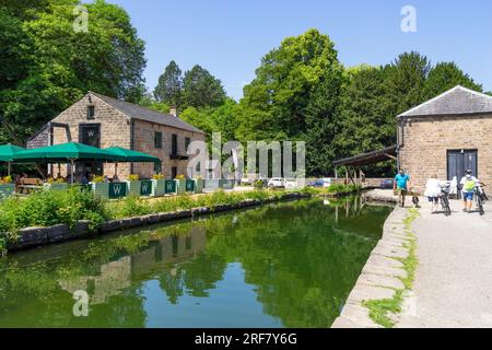 Cromford Canal und Towpath mit Wheatcrofts Wharf Cafe und Gotic Warehouse Cromford Village Cromford Derbyshire Dales Derbyshire England GB Europa Stockfoto