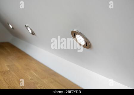 Integrierte kleine runde LED-Deckenleuchten in der Wand des Heims. Heimdekor-Konzept. Stockfoto