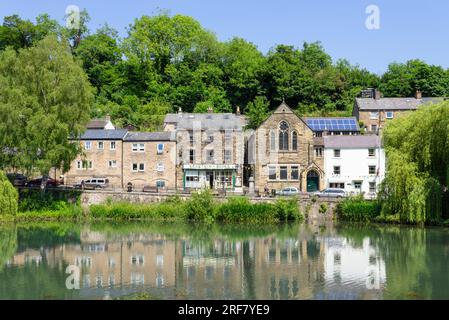 Cromford Mill Pond Cromford Derbyshire Scarthin Buchhandlung und Café an der Promenade Cromford Derbyshire Dales Derbyshire England UK GB Stockfoto