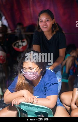 Dumaguete, Negros Island, Philippinen-Januar 29 2023: Eine beliebte Möglichkeit, um sich zu entspannen und Stress für viele der Dumaguete-Bevölkerung zu nehmen, ist eine Stunde oder Stockfoto