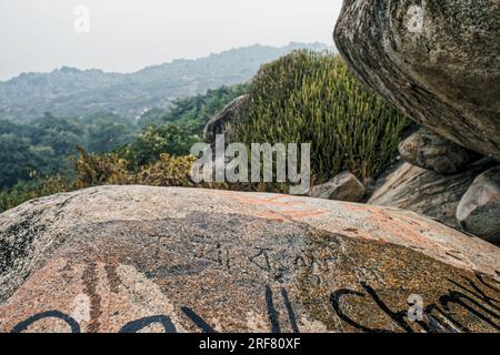 12 24 2014 antikes Barabar Cave Hills granet ston Muster in der Nähe des Dorfes Makhdumpur im Bezirk Jehanabad. Bihar Indien Asien. Stockfoto