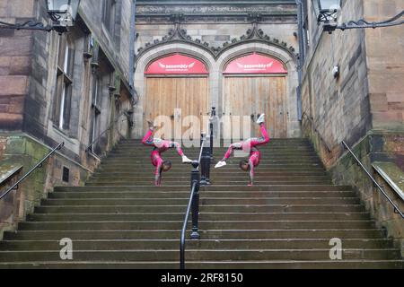 Edinburgh. Schottland, Großbritannien. 1. Aug. 2023. Darsteller von Afrique en Cirque während eines Fotogesprächs im The Mound in Edinburgh, bevor sie während des Edinburgh Festival Fringe auftreten. Bildnachweis: Pako Mera/Alamy Live News Stockfoto