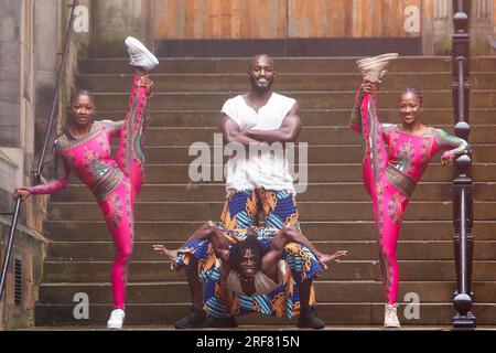 Edinburgh. Schottland, Großbritannien. 1. Aug. 2023. Darsteller von Afrique en Cirque während eines Fotogesprächs im The Mound in Edinburgh, bevor sie während des Edinburgh Festival Fringe auftreten. Bildnachweis: Pako Mera/Alamy Live News Stockfoto