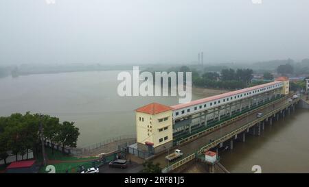 (230801) -- TIANJIN, 1. August 2023 (Xinhua) -- Dieses Luftfoto, das am 1. August 2023 aufgenommen wurde, zeigt die Flut, die durch ein Hochwassertor des Yongding New River fließt, ein künstlicher Wasserweg im unteren Bereich des Yongding River, in der nordchinesischen Gemeinde Tianjin. Die nordchinesische Gemeinde Tianjin sagte, dass sie am Dienstag mehr als 35.000 Menschen aus Gebieten verlegt habe, die durch den Yongding-Fluss überschwemmt werden, der bei intensiven Regenfällen geschwollen ist. Die Stadt, die an Peking grenzt, hat am Dienstag ihre Notfallmaßnahmen für Hochwasser von Ebene III auf Ebene I, die höchste Ebene, erhöht, sagte Tianjins Hochwasserkontrolle A. Stockfoto