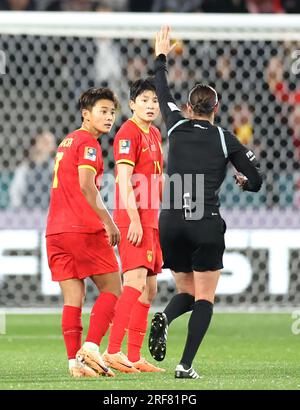 Adelaide, Australien. 1. Aug. 2023. Schiedsrichter Casey Reibelt Gesten, nachdem er den VAR überprüft und ein Tor von Lauren James von England während des Group D-Spiels zwischen China und England bei der FIFA Women's World Cup 2023 in Adelaide, Australien, am 1. August 2023 abgelehnt hat. Kredit: Zhang Chen/Xinhua/Alamy Live News Stockfoto