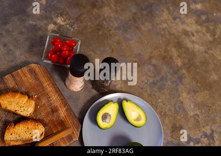 Nahaufnahme von Brotscheiben und Avocado in der Küche zu Hause, Kopierraum Stockfoto