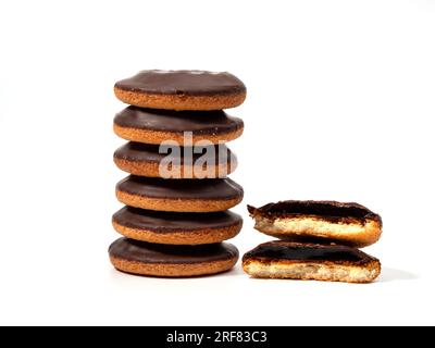 Kekse mit dunkler Schokolade und Orangenmarmelade. Kekse mit dunkler Schokolade isoliert auf weißem Hintergrund. Stockfoto